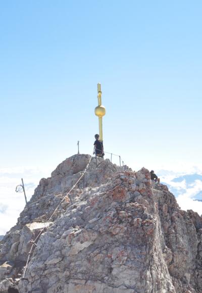 Das Ziel vieler Bergsteiger: Das markante Gipfelkreuz der Zugspitze