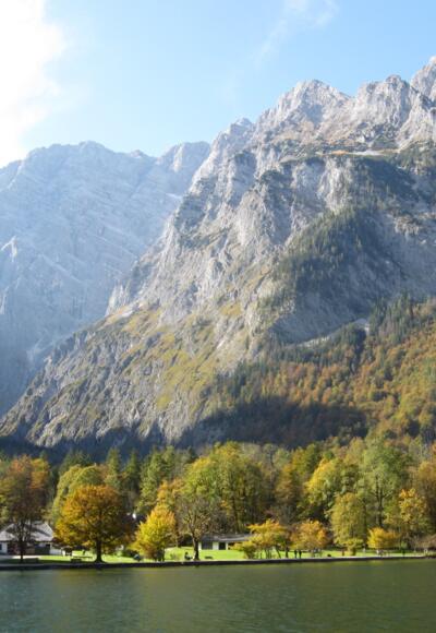 Postkartenmotiv: St. Bartholomä vom Boot aus mit der Watzmann Ostwand im Hintergrund