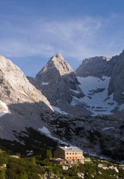 Blaueishütte mit umrahmende Berge