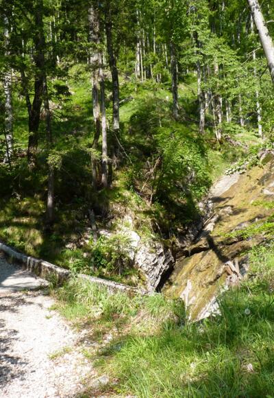 Der Weg führt an einem Mini-Wasserfall vorbei