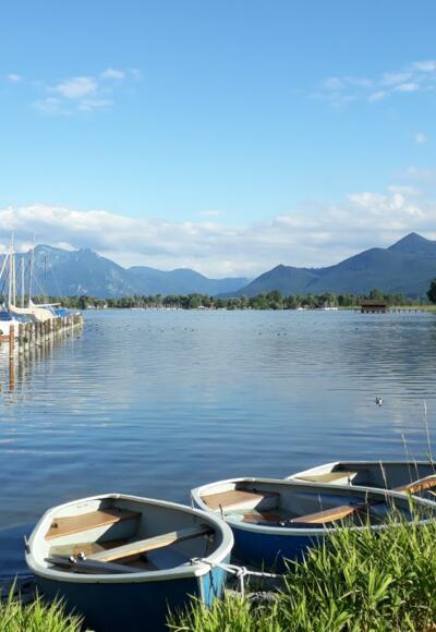 Boote am Irschener Winkl mit Blick auf die Berge