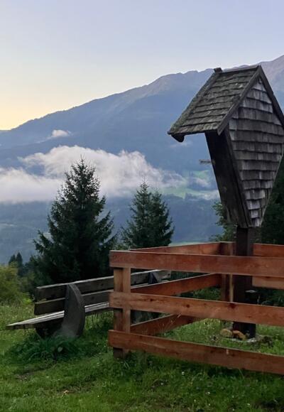 Blick übers Marterl nach Süden zum Sonnenaufgang