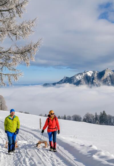 Über einen letzten aussichtsreichen Abschnitt mit Blick zu Heuberg geht es hinauf.