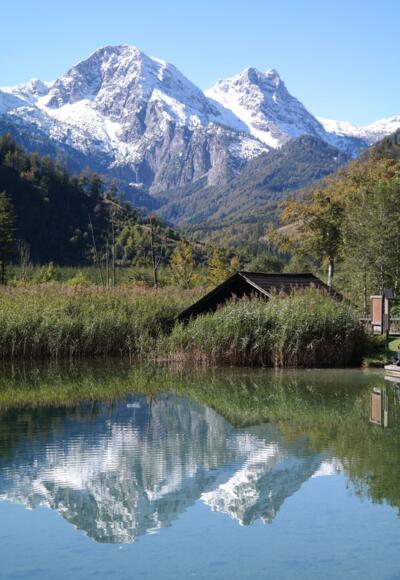Die Berge des Toten Gebirges spiegeln sich im Almsee.