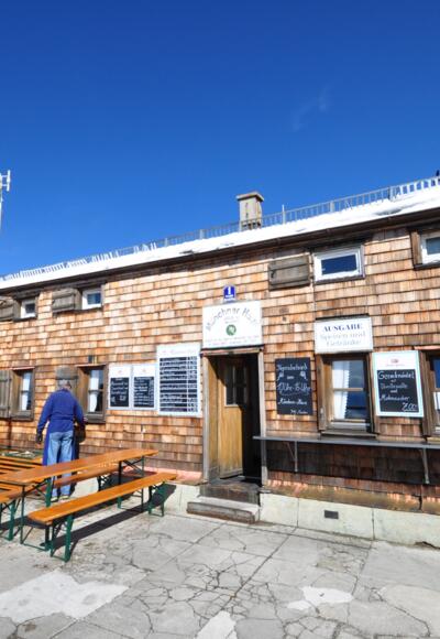 Das Münchner Haus mit dem Metreologischen Turm im Hintergrund