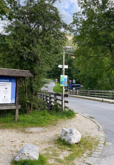 Über die Brücke am Parkplatz und direkt rechts nach der Brücke am Bach entlang