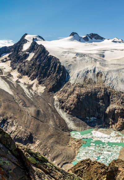 Blick vom Großen Trögler auf den Sulzenauferner und Gletschersee (Stand: Sommer 2020)