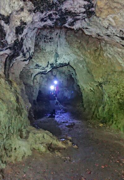 Dieser Höhlengang ist groß genug, um aufrecht zu gehen