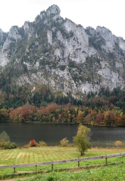 Der idyllische Laudachsee und der Katzenstein dahinter.