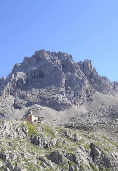 Karlsbaderhütte und Seekofel mit Anstieg. Der Abstiegsklettersteig ist meist knapp hinter dem rechten Westgrat
