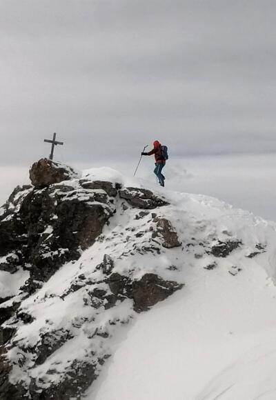 Die letzten Meter zum Gipfel der Eiskarspitze (2611 m).