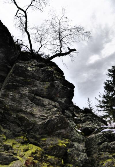 Schöne Pfade hinauf zum Kreuzfelsen