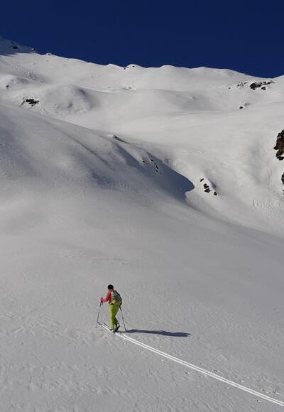 ... Verflachungen. Die Geländekammer für den weiteren Anstieg ist gut einsehbar.