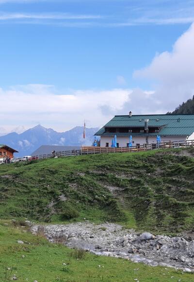 Kemater Alm (1673 m), unser Start- und Endpunkt. Auf der Forststraße rechts geht's ins Senderstal.