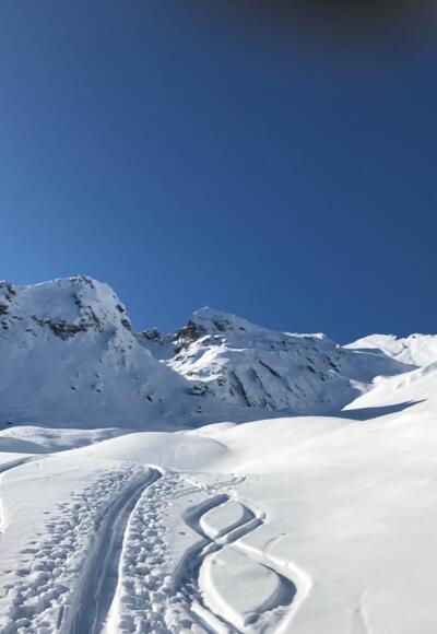 Blick ins Eisenkar mit Gipfelkreuz