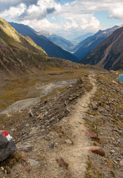 Rückweg auf der Seitenmoräne (Lübecker Weg) zur Sulzenauhütte, rechts im Bild: Blaue Lacke