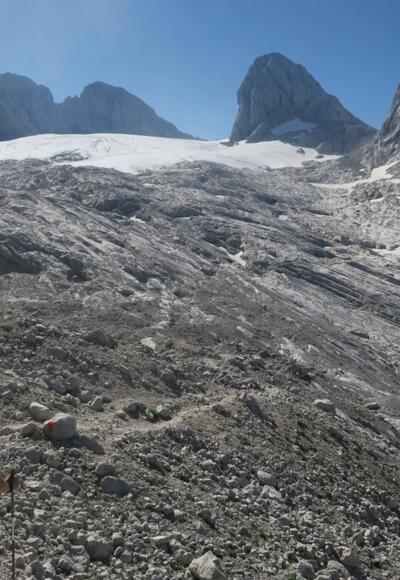 Wir folgen dem Weg zum Hohen Dachstein, der Mitterspitz lugt hinten auch schon keck hervor