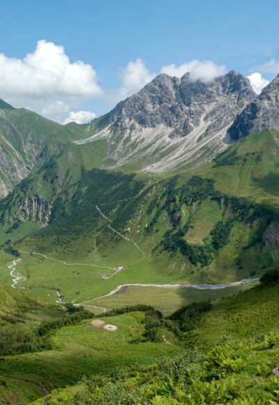 Blick vom Älpelesattel in den Talkessel mit der Käseralpe