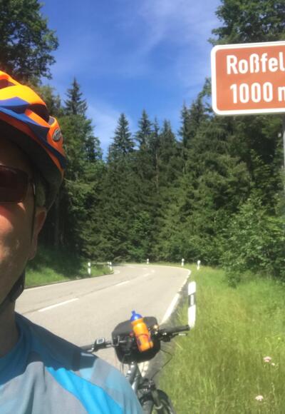 Die Roßfeldstraße mit glattem Asphalt.