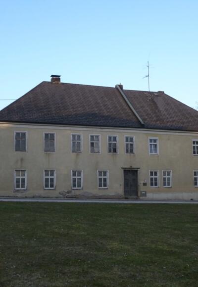 Altes Schulgebäude der evang. Pfarrgemeinde Thening. V10