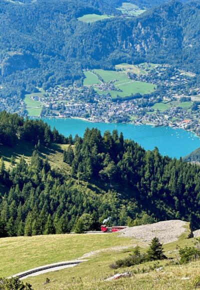 Wolfgangsee și trenul Schafbergbahn văzute de pe drumul spre Schafberg