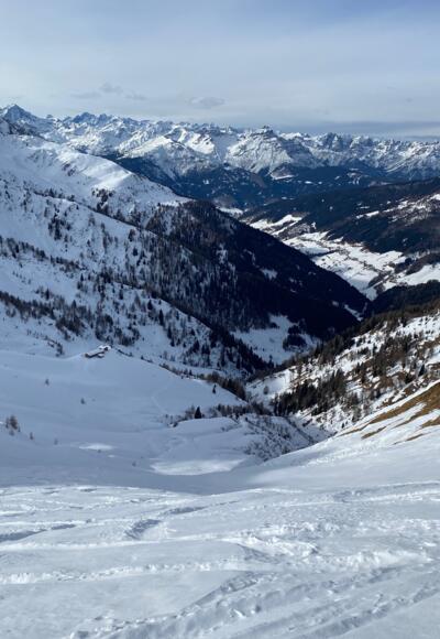 Die Mulde ist durchwegs steil und sollte nur bei sicheren Verhältnissen begangen werden.