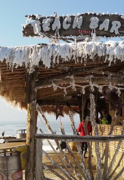 Winterliche Beach Bar in Übersee