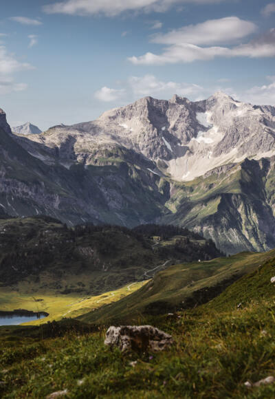 Ausblick von der Widdersteinhütte auf den Kalbelesee und die umliegenden Berge Juppenspitze, Mohnenfluh, Braunarl und Hochberg