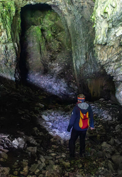 Die imposante Eingangshalle der Obstanser Eishöhle.