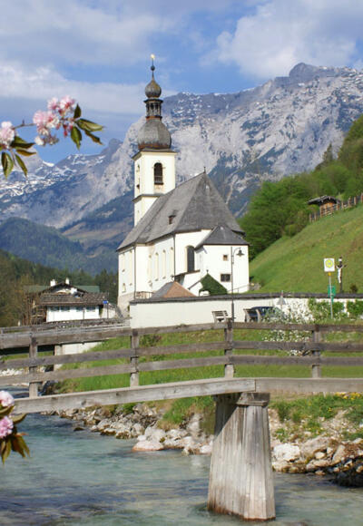 Postkartenmotiv: Die Pfarrkirche St. Sebastian im Bergsteigerdorf Ramsau