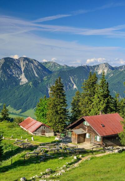 Die schön gelegene Hubertushütte wenig unter dem Gipfel des Breitensteins