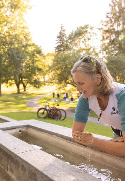 Kneipptretanlage: Armbadebecken im Kurpark