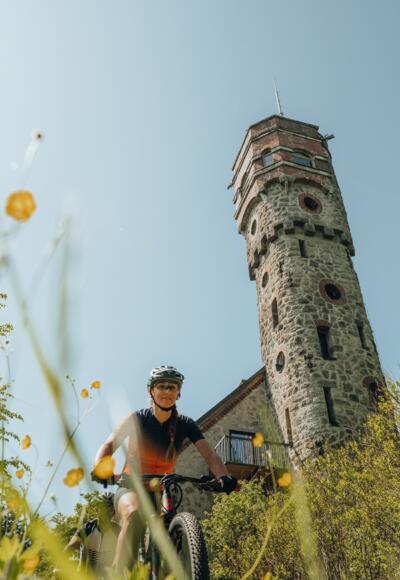 Mountainbikerin fährt bei der Ameisbergwarte