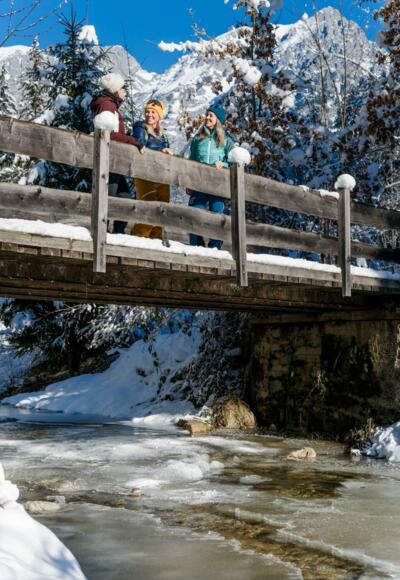 Scheffau_Winterwandern_Brücke_Bach_Wilder Kaiser