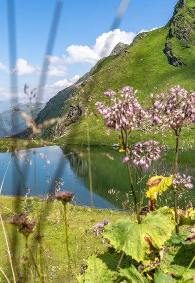 Blick auf den Schwarzsee an der Geländekante.