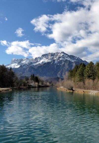 Der Blick über die Königseeache zum Untersberg.