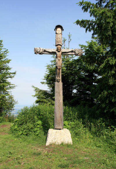 Inzell-Stoißeralm: Gipfelkreuz - geschafft ! Links im Hintergrund der Chiemsee