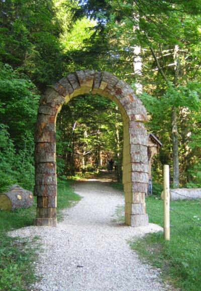 Eingang zum Bergwald-Erlebnispfad. Der (Rate)Spaß für Jedermann.