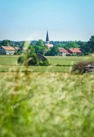 Blick auf die Otterfinger Kirche