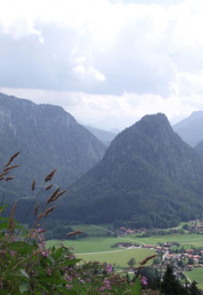 Inzell-Stoißeralm: Den Blick über das Inzeller Tal und Kienbergl schweifen lassen