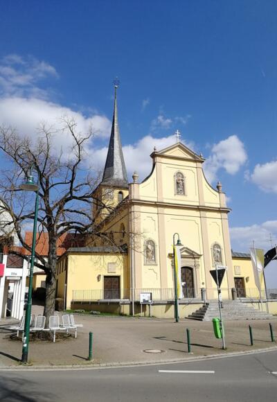 Poppenhausen - Blick vom Kirchplatz auf die Pfarrkriche St. Jakobus der Ältere