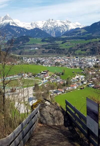 Von der Burgruine öffnet sich ein weiter Blick auf Bischofshofen und das Tennengebirge.