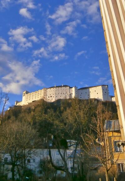 Blick vom Haus der Volkskulturen zur Festung Hohensalzburg