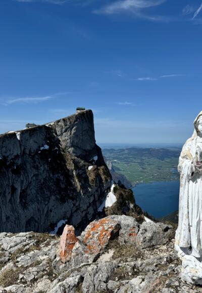 Blick von der Spinnerin zum Schafberg mit Mondsee im Hintergrund
