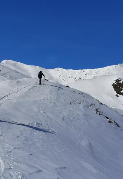 Am Beginn der Schafalpe. Links im Hintergrund der Rote Kogel, rechts Auf Sömen.