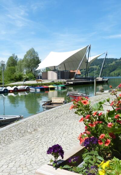 Uferpromenade mit Seebühne