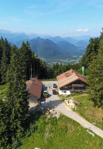 Blick auf die Lenggrieser Hütte von oben