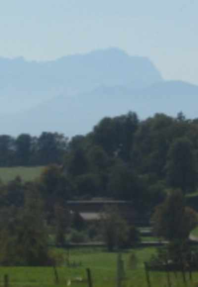 Die Kirche Holzhausen mit Alpenpanorama.
