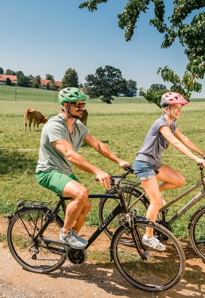 Radeln vorbei an Weilern und Dörfern.