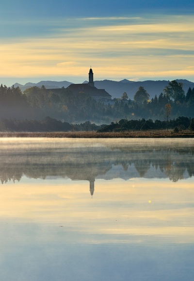 Kirchsee mit Kloster Reutberg im Hintergrund